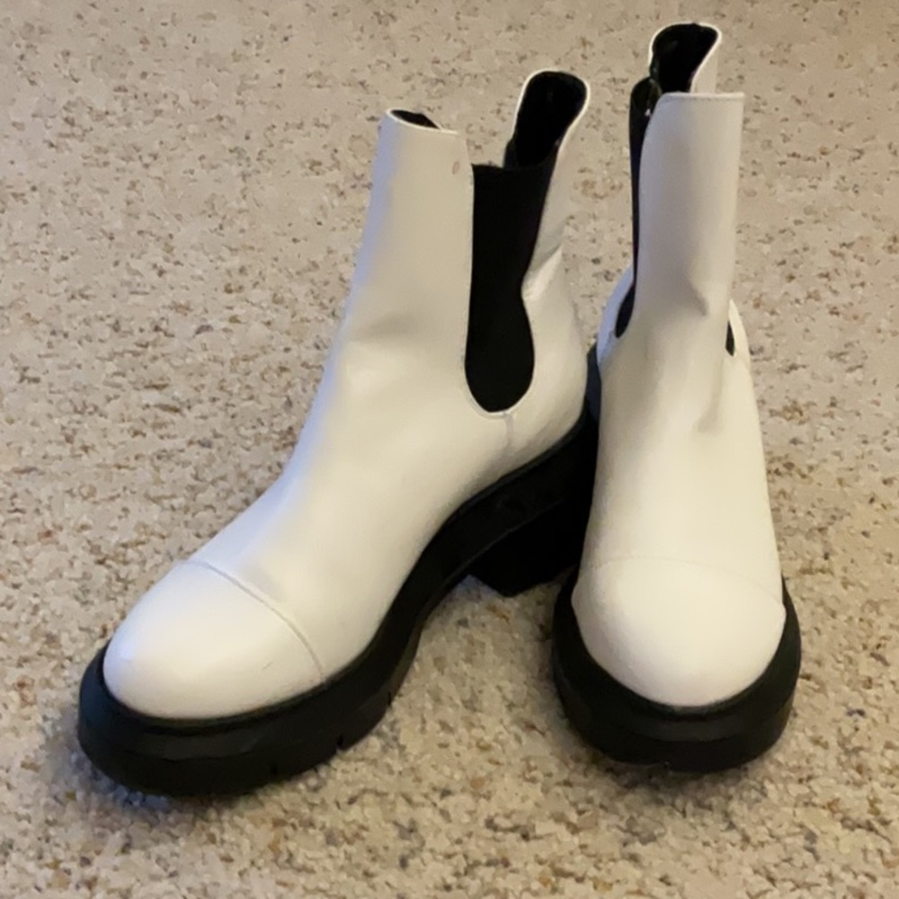 Wild Diva white boots in good condition